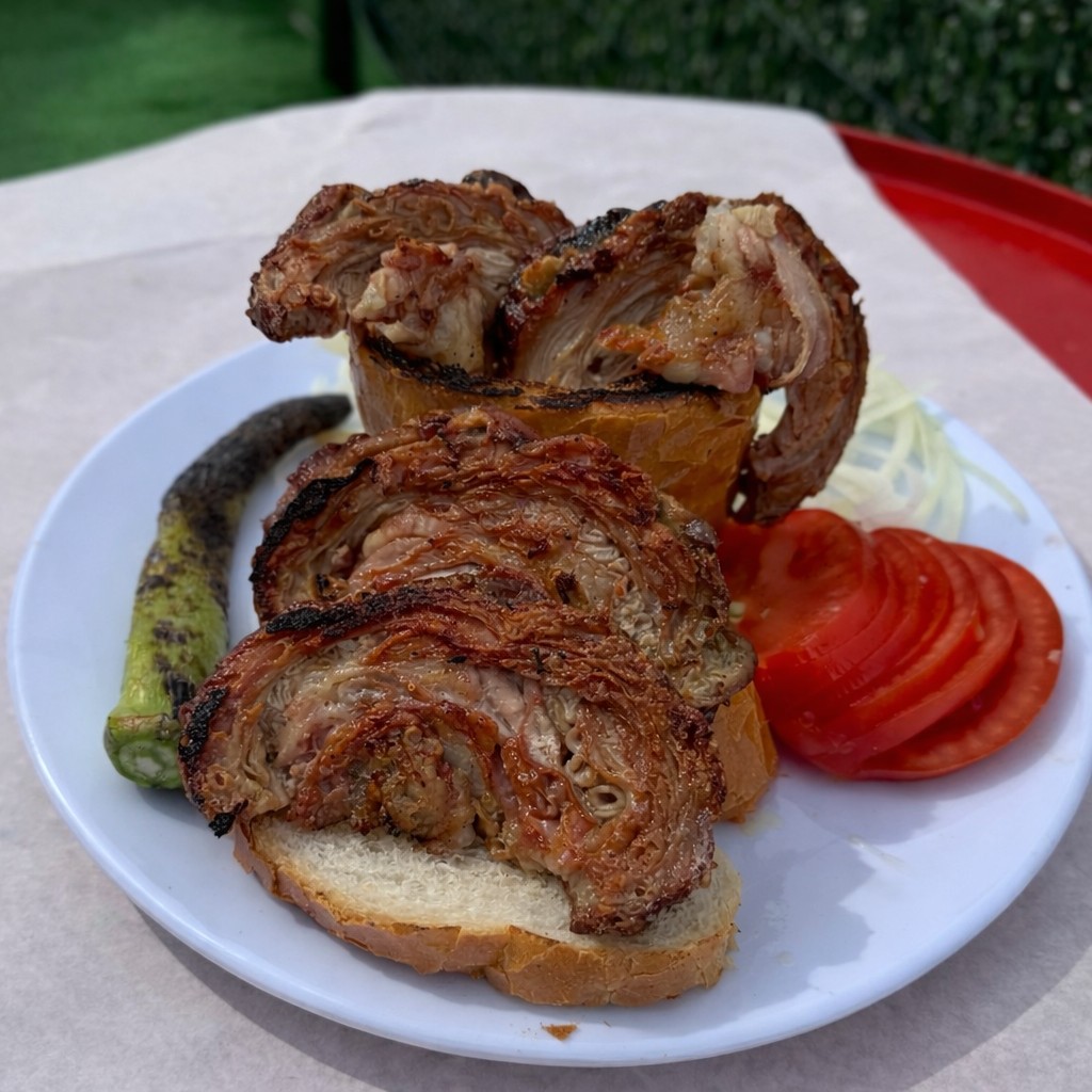 Kokoreç tabağı — ızgara kokoreç, ekmek ve garnitür